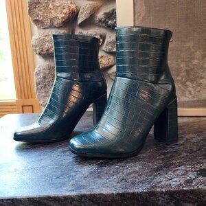 NWT JustFab Inesa Green Croc Zip-Up Booties Size 8